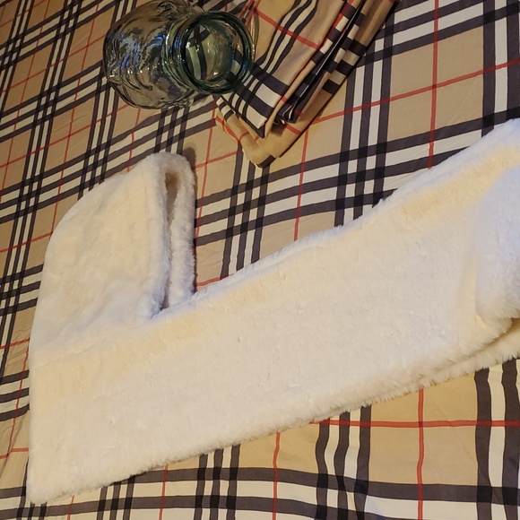 Infinite Faux Fur scarf with hood. - Picture 8 of 11